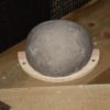 Nest für Rauchschwalben aus grauer unglasierter Keramik